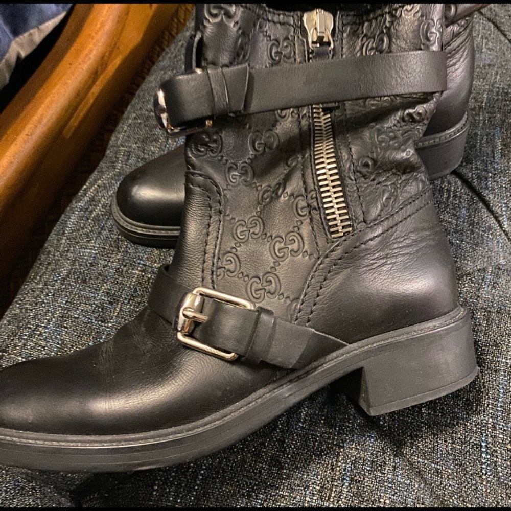 Gucci Leather boots. Black with Guccissima logo